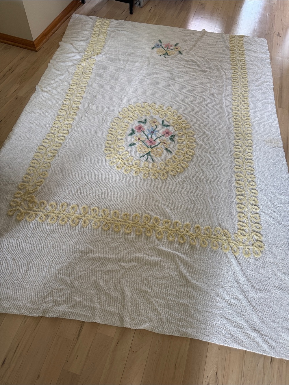 Vintage 60s/70s white chenille bedspread yellow floral motifs bouquets-Read